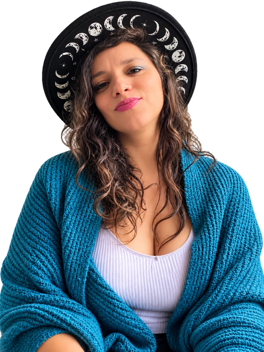 Nuria Pucci con su sombrero lunar y su chaqueta azul