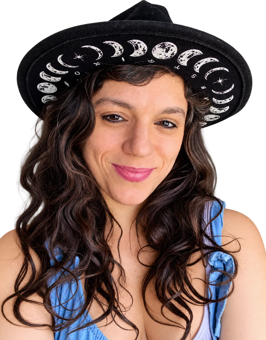 Nuria Pucci sonriendo con su sombrero lunar